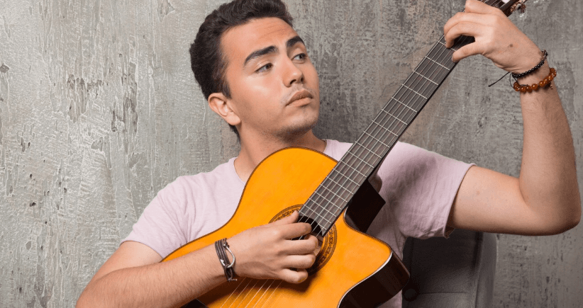 Guitarrista al aire libre con instrumento acústico