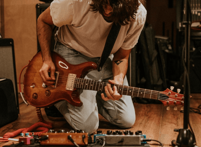 Guitarrista con eléctrica en un ambiente de estudio