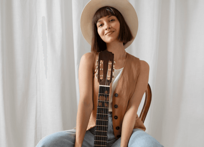 Primer plano de una guitarra acústica siendo tocada