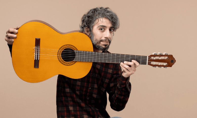 Escala menor armónica en guitarra: fórmula, acordes y uso