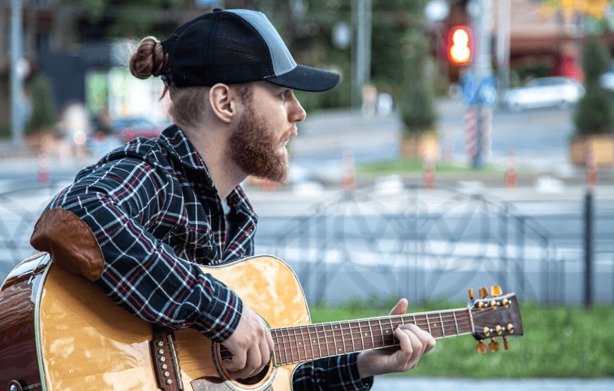 Escala menor melódica en guitarra: fórmula y aplicación moderna