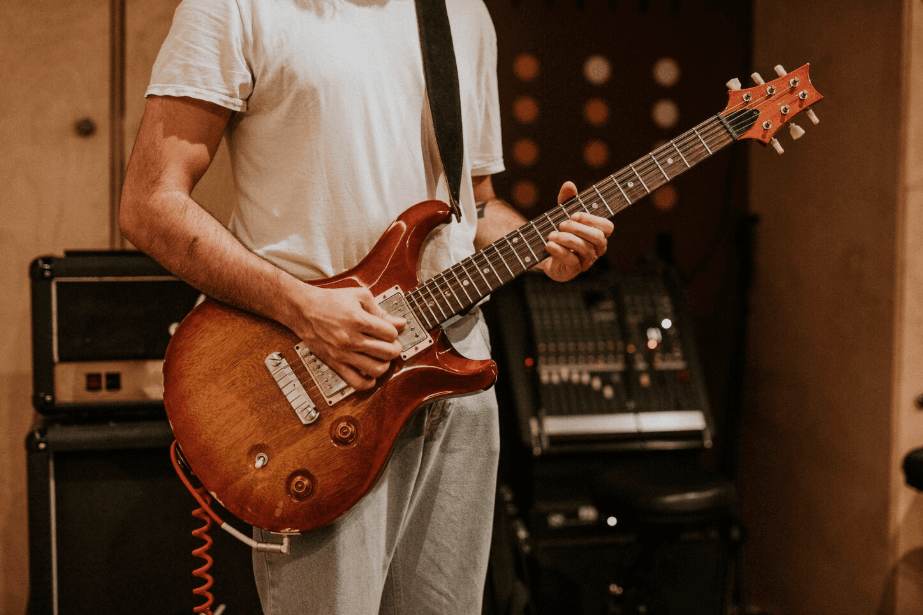 Estudio de guitarra del curso de armonía gratuito