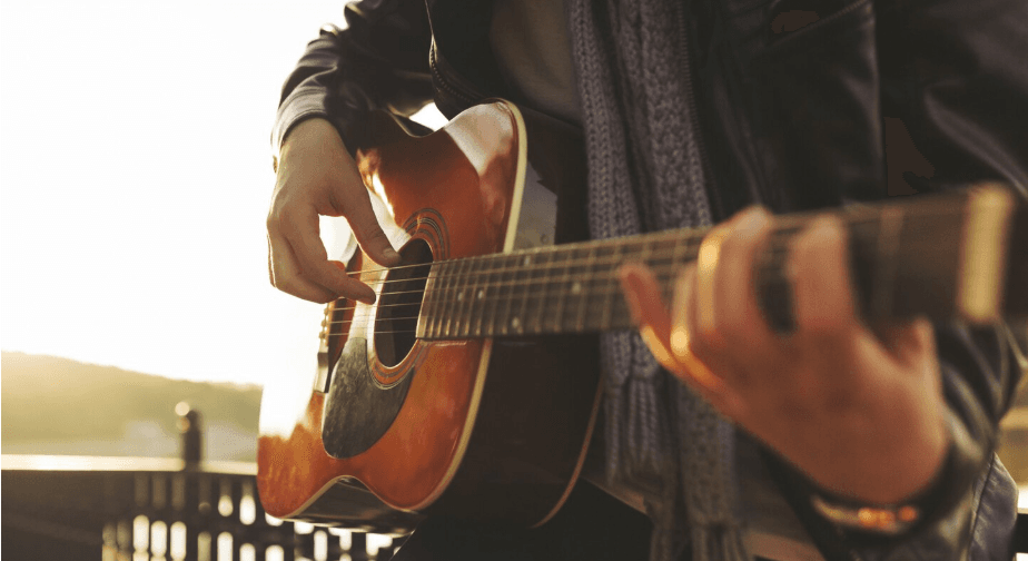 Guitarrista con acústica en un parque o exterior