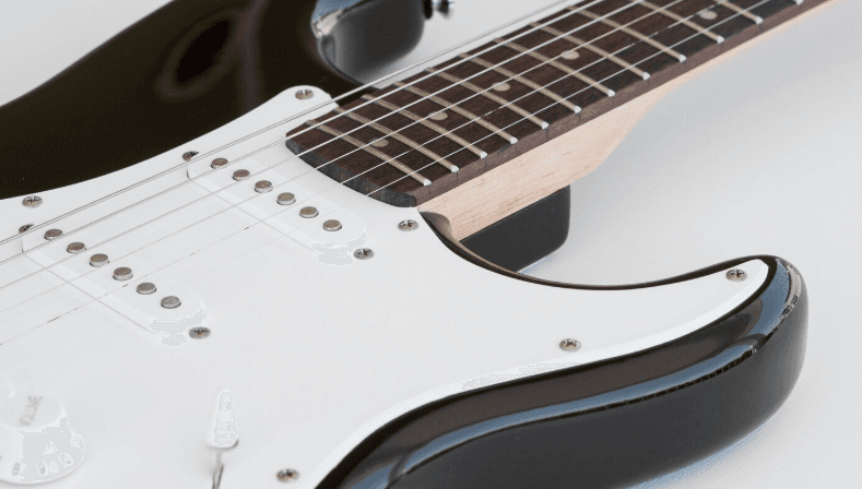 Guitarrista con instrumento eléctrico en sesión de práctica