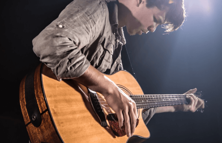 Sesión expresiva con guitarra acústica