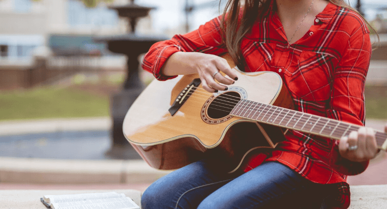 Práctica de guitarra clásica o acústica en casa