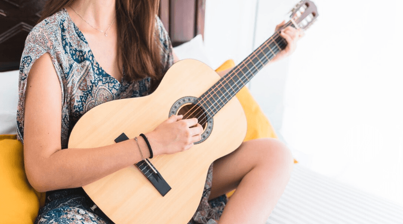 Guitarrista con acústica en un espacio abierto