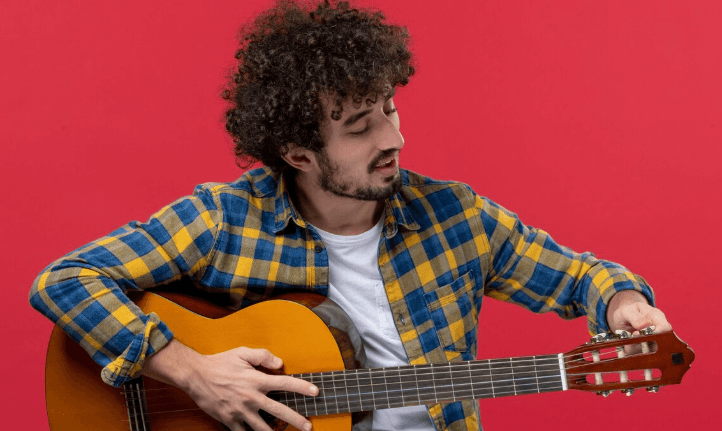 Práctica de guitarra acústica en interior